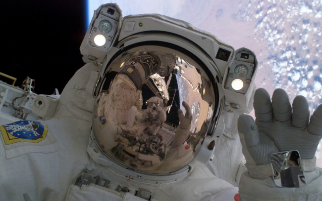 Обои картинки фото космос, астронавты, космонавты, космонавт, отражение, шлем, планета