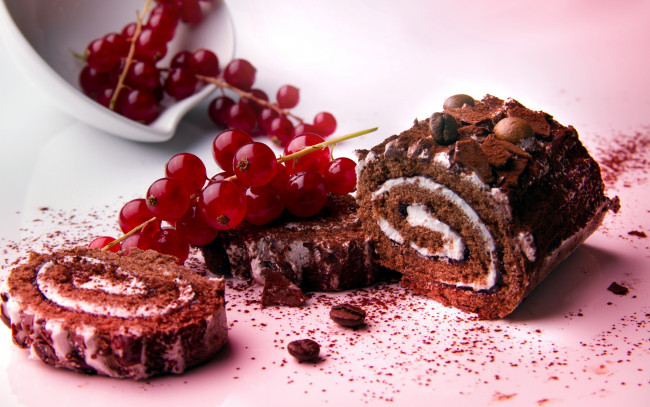 Обои картинки фото еда, пирожные,  кексы,  печенье, бисквитный, шоколадный, рулет, десерт, красная, смородина