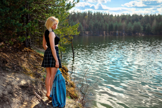 Обои картинки фото девушки, - блондинки,  светловолосые, озеро, блондинка, юбка, топ