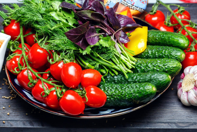 Обои картинки фото еда, овощи, чеснок, помидоры, огурцы, базилик, укроп
