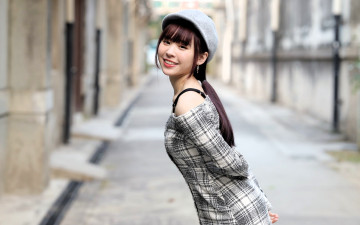 Картинка девушки -+азиатки шатенка шапка пальто улица