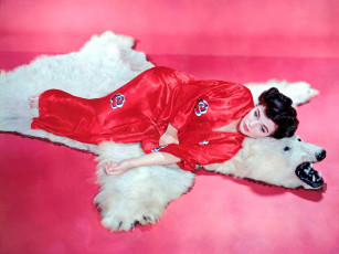 обоя Joan Collins, девушки, халат, медведь, ретро