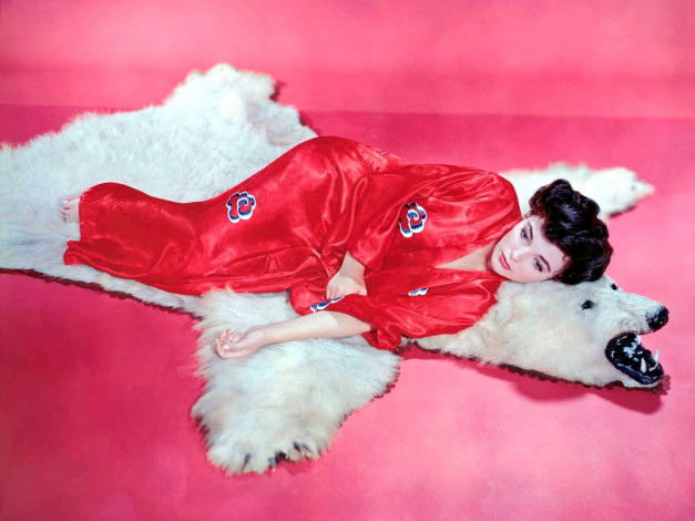 Обои картинки фото Joan Collins, девушки, халат, медведь, ретро