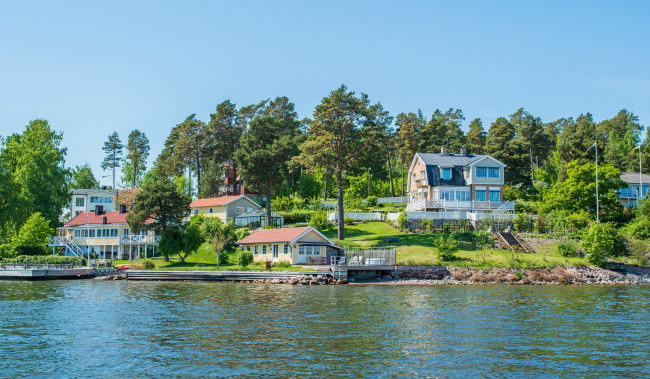 Обои картинки фото швеция, vaxholm, города, улицы, площади, набережные, дома, деревья, причал, река