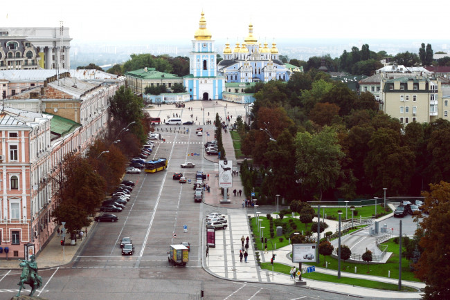 Обои картинки фото города, киев, украина, свято-михайловский, собор, дорога, панорама