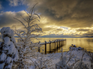 Картинка природа зима снег деревья озеро сумрак тучи