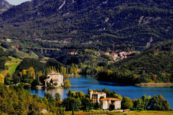 Картинка калавино+италия города -+пейзажи италия калавино деревья озеро дома пейзаж