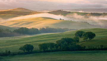 Картинка природа пейзажи италия тоскана холмы поля утро туман