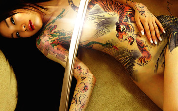 Картинка фэнтези девушки меч тигр тату