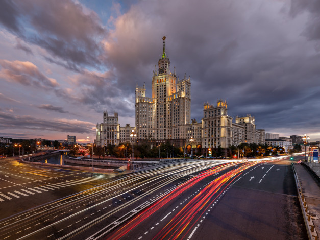 Обои картинки фото котельническая набережная,  москва,  россия, города, москва , россия, котельническая, набережная, дорога, здание, москва, жилой, дом, высотка