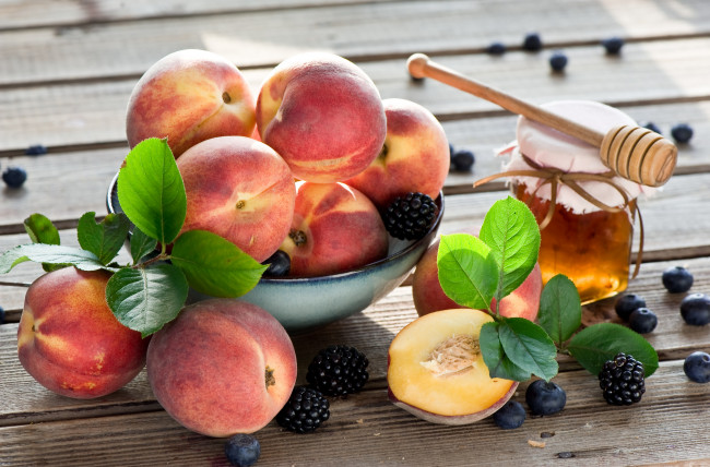 Обои картинки фото еда, фрукты,  ягоды, персики, мёд, ягоды