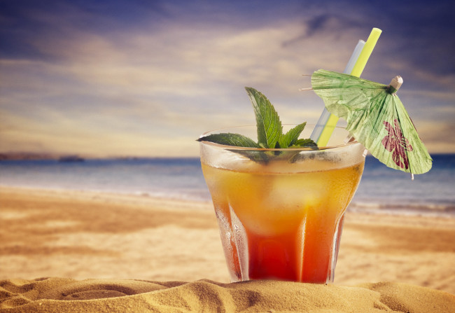 Обои картинки фото еда, напитки,  коктейль, пляж, коктейль, мята, зонтик