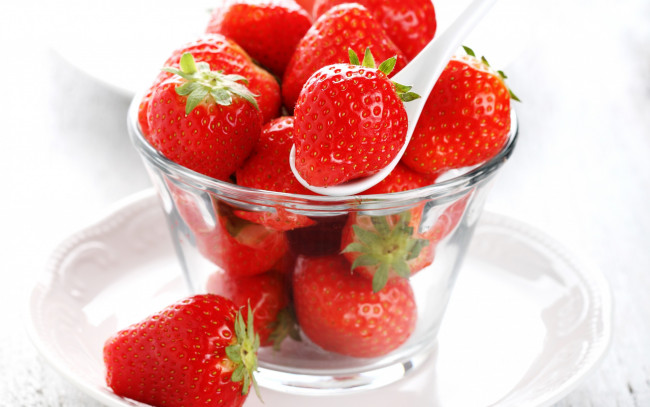 Обои картинки фото еда, клубника,  земляника, ложка, ягоды, strawberry