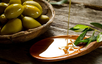 Картинка еда оливки масло струя ложка деревянная