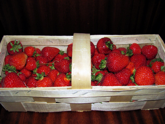 Обои картинки фото еда, клубника,  земляника, корзинка, ягоды