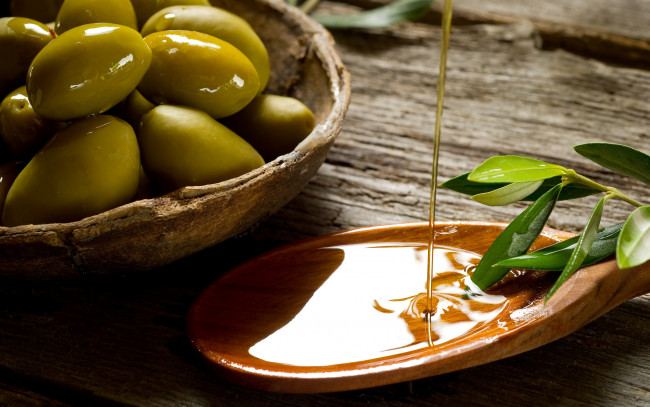 Обои картинки фото еда, оливки, масло, струя, ложка, деревянная