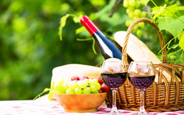 обоя еда, напитки,  вино, натюрморт, хлеб, боке, вино, сад, стол, бутылка, виноград, корзина, бокалы, зелень