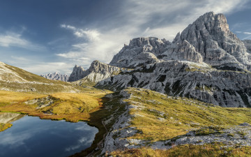 Картинка природа горы камни листья мох осень деревья ручей лес