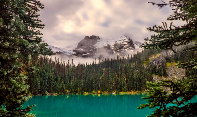Обои картинки фото природа, реки, озера, горы, туман, канада, камни, озеро, лес, облака, скалы, деревья