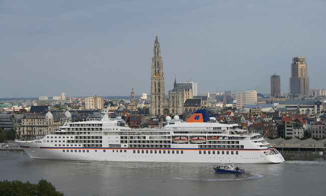 Обои картинки фото корабли, лайнеры, катер, лайнер, город, belgium, бельгия, антверпен, antwerp, scheldt, river, река, шельда, круизный, круиз