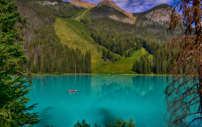 Обои картинки фото природа, реки, озера, лодка, деревья, горы