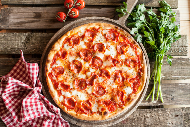 Обои картинки фото еда, пицца, вкусно, томат, начинка