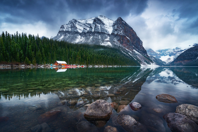 Обои картинки фото природа, реки, озера, озеро, домик, снег, канада, горы, зима