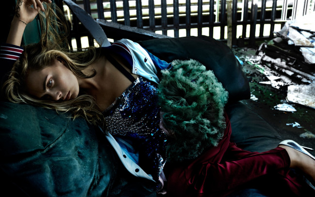 Обои картинки фото девушки, cara delevingne, диван, куртка, блондинка, модель