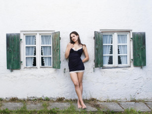 Картинка девушки -+брюнетки +шатенки девушка модель поза стена окна
