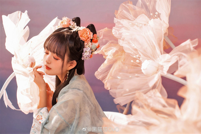 Обои картинки фото девушки, - азиатки, шатенка, костюм, цветы