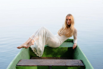 Картинка девушки -+блондинки +светловолосые блондинка вода лодка поза белое платье