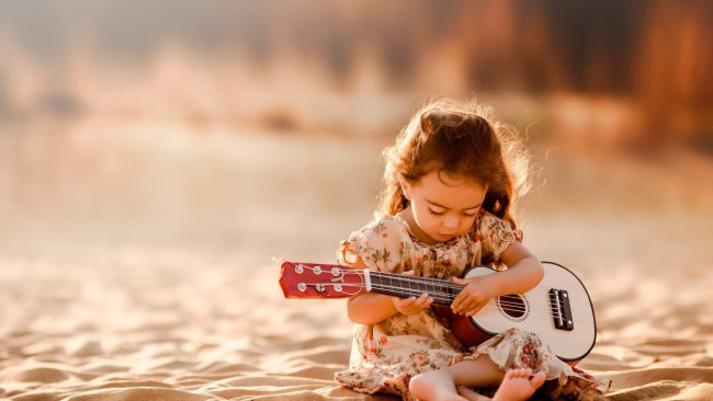 Обои картинки фото музыка, -другое, девочка, гитара, песок