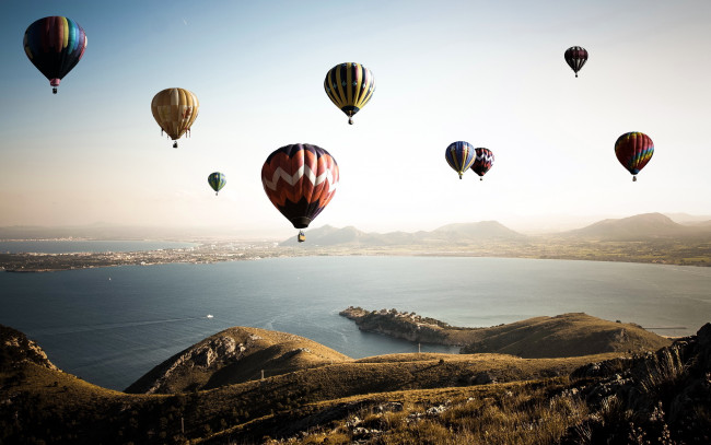 Обои картинки фото авиация, воздушные шары дирижабли, полет, воздушные, шары, море, горы, панорама
