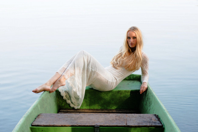 Обои картинки фото девушки, - блондинки,  светловолосые, блондинка, вода, лодка, поза, белое, платье