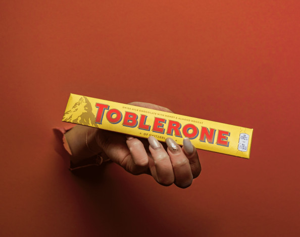 Обои картинки фото бренды, - другое, alanija, шоколад, toblerone, рука, бренд