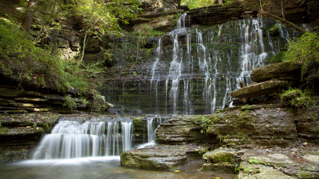 Обои картинки фото природа, водопады, деревья, скала, камни