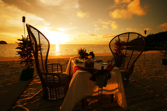Обои картинки фото природа, восходы, закаты, стол, море, закат, романтика, пляж, кресла