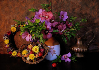 Картинка цветы букеты композиции бессмертник мальвы ранетки яблочки венок ваза кувшин
