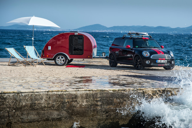 Обои картинки фото 2013, mini, clubman, cowley, caravan, автомобили, берег, прицеп, море