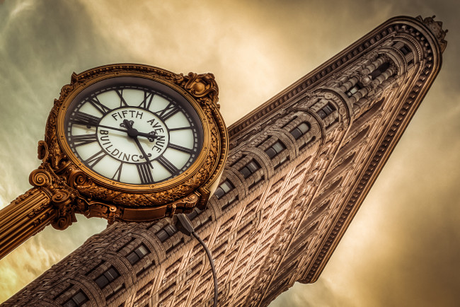 Обои картинки фото flatiron, building, new, york, city, города, нью, йорк, сша, часы, небоскрёб, manhattan, здание, манхэттен, флэтайрон-билдинг