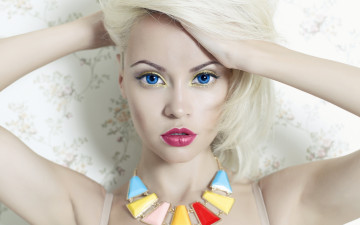 Картинка девушки -unsort+ лица +портреты губы макияж взгляд модель фон девушка украшение руки блондинка
