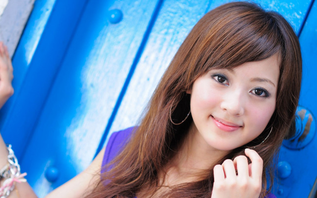 Обои картинки фото девушки, mikako zhang kaijie, серьги, улыбка, макияж, азиатка, забор