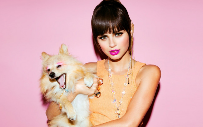 Обои картинки фото девушки, xenia deli, собака, взгляд, губы, фон, макияж, модель, xenia, deli