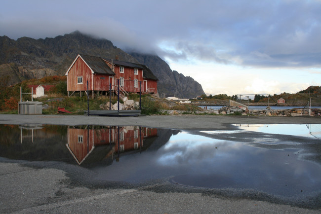 Обои картинки фото разное, сооружения,  постройки, тучи, лужи, дом, после, дождя, лофотен, норвегия