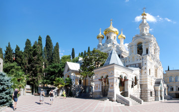 Картинка города -+православные+церкви +монастыри крым Ялта церковь храм купола площадь пальмы деревья солнце