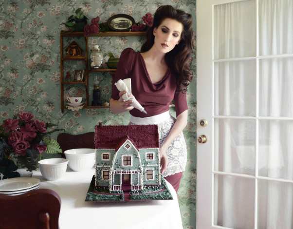 Обои картинки фото девушки, -unsort , брюнетки,  шатенки, брюнетка, торт, дом, стол