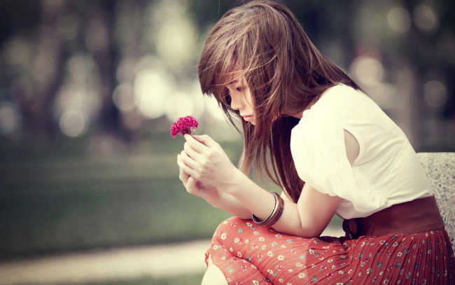 Обои картинки фото девушки, -unsort , азиатки, печаль, ветер, азиатка, ремень, пояс, юбка, блузка, браслет, цветок
