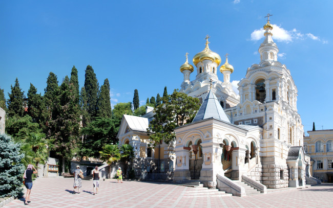 Обои картинки фото города, - православные церкви,  монастыри, крым, Ялта, церковь, храм, купола, площадь, пальмы, деревья, солнце