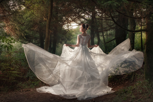 Обои картинки фото девушки, -unsort , азиатки, платье, свадебное, невеста, свадьба, лес, деревья