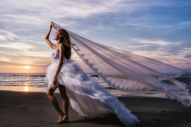 Обои картинки фото девушки, -unsort , брюнетки,  шатенки, свадьба, свадебное, платье, невеста, закат, море, настроение, фата